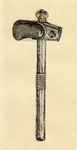39883 Afbeelding van de 'hamer van St. Maarten', bestaande uit een groen stenen beitel met een houten steel, bevat in ...